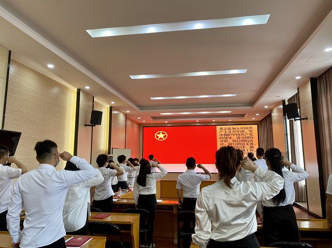 重溫入團誓詞。黃璐璐 攝（修圖）.jpg
