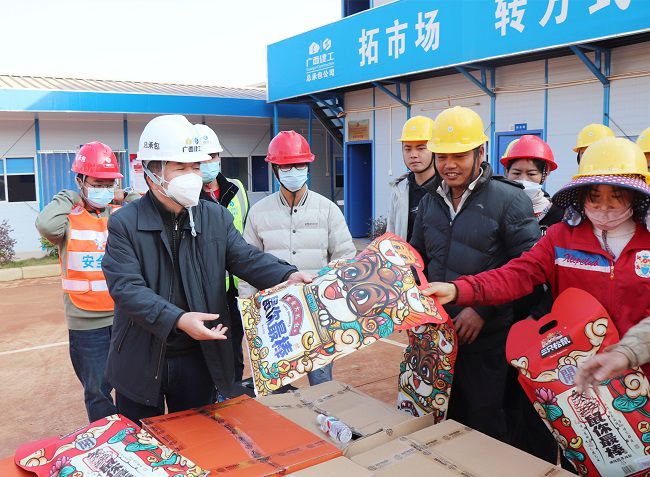 發(fā)放慰問品。周煜川 攝（修圖）.jpg