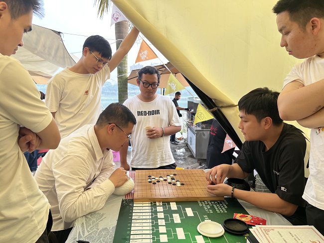 五子棋比賽現(xiàn)場。楊鈺 攝（2）.jpg
